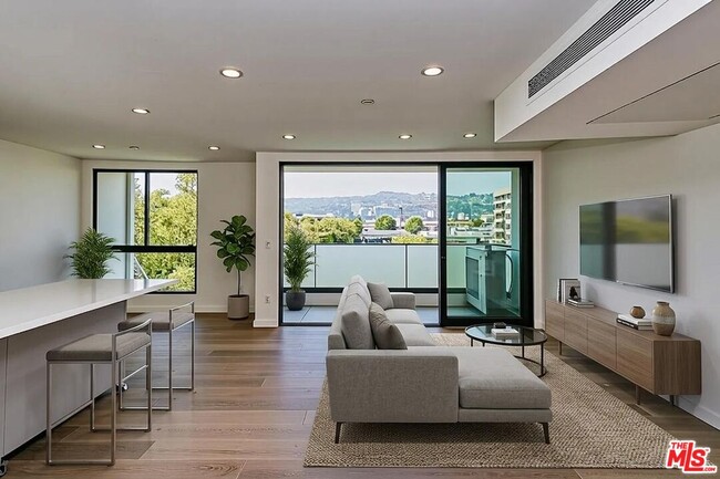 Photo - 328 N Maple Dr Unit 201