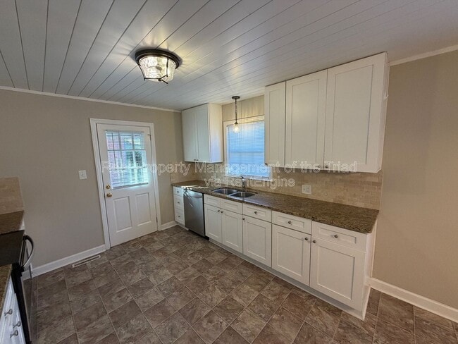 Photo - 2748 Lyndhurst Ave