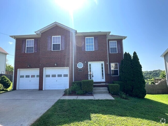 Building Photo - 3 Bedroom 2 1/2 Bathroom Home with fenced ...
