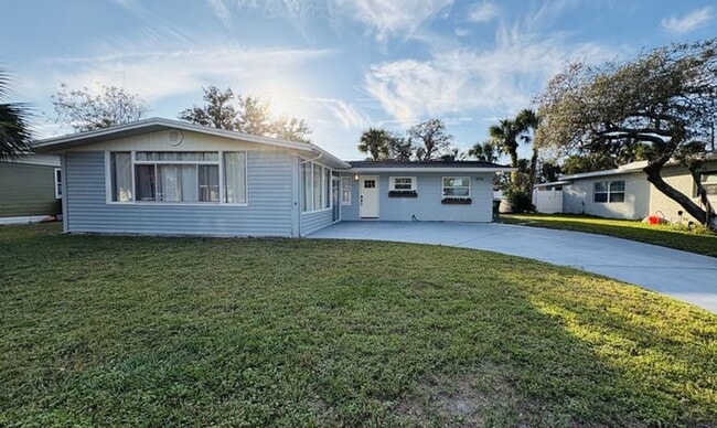 Building Photo - Spacious 4-bedroom 2-bathroom pool home