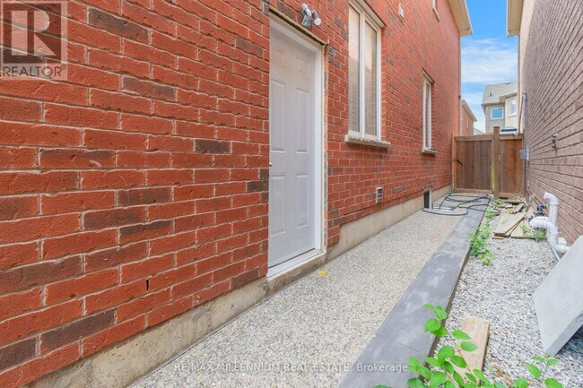 Photo - 481 Bessborough Dr