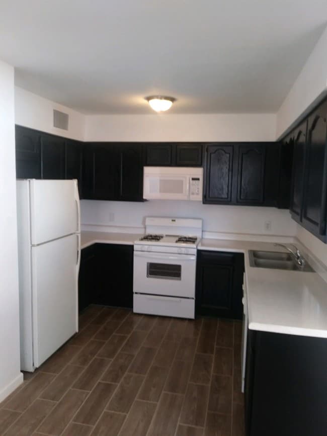 Building Photo - 219 E 1st Ave Rental