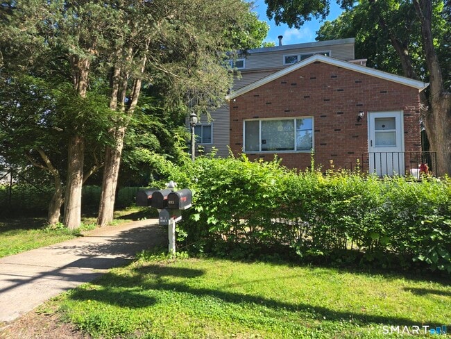 Building Photo - 493 Den Ln