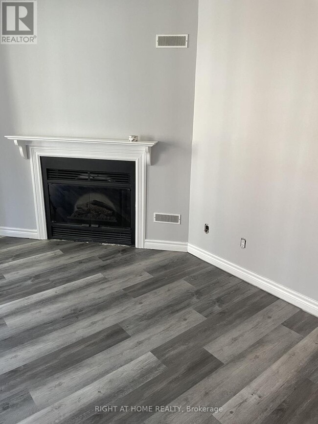 Photo - 193 Lake Driveway W Unité 307