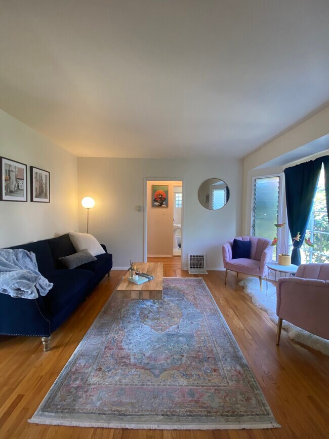 Spacious living room - 1322 Ocean Park Blvd Unidad 1/2