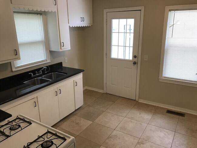 Photo - 1221 N Louisa Ave