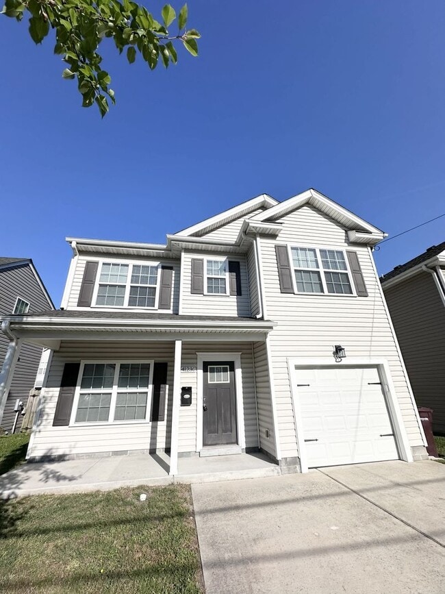 Building Photo - Spacious 4 Bedroom Updated Home in Wilmund Place