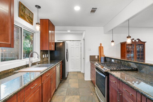 Photo - 1723 Knightwick Dr