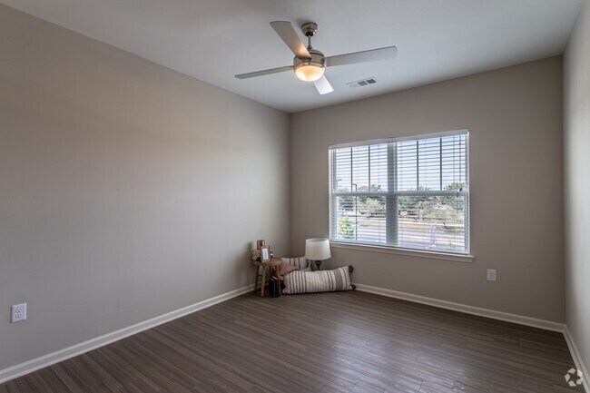2BR, 2BA - 1072 SF