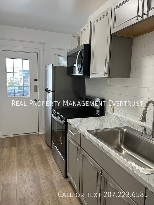 53 Wood St Unidad 1 Front first floor unit