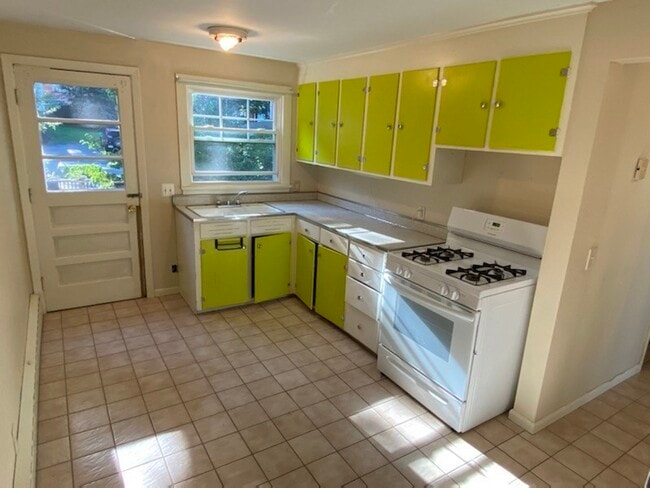 Building Photo - 47 Summer St Unit C