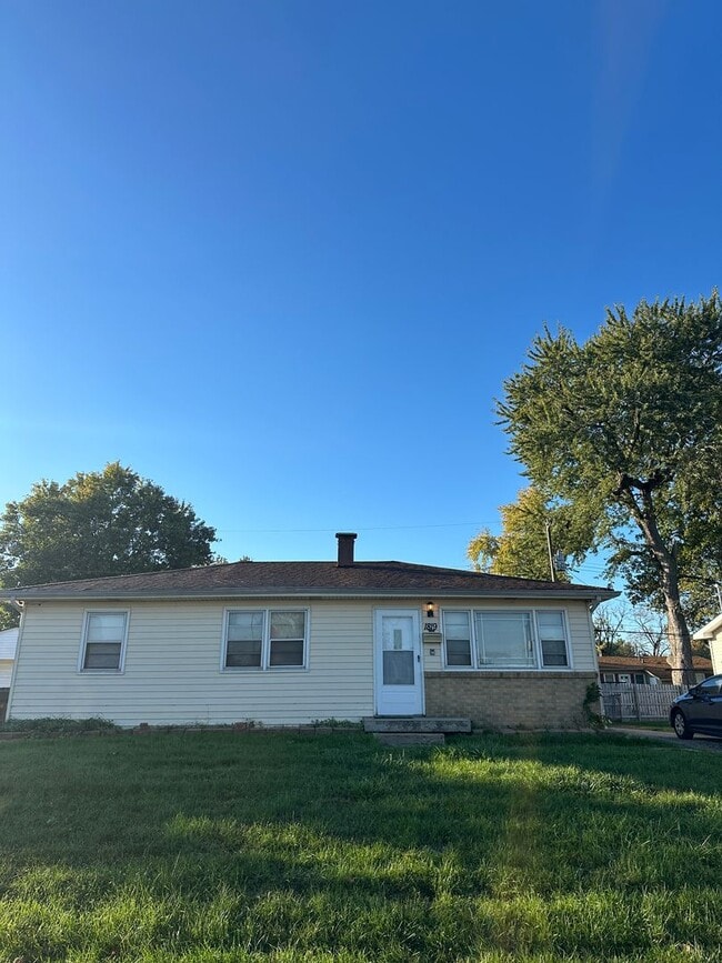 Building Photo - Welcome to this charming 3-bedroom, 1-bath...