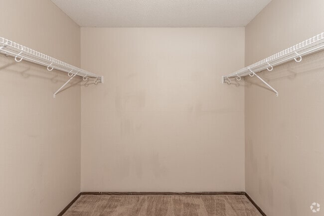 1BR, 1BA - 585 SF