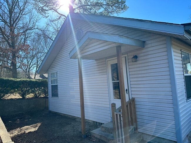 Building Photo - 3 Bedroom, 2 Bathroom Fayetteville Home, Available March 1st!