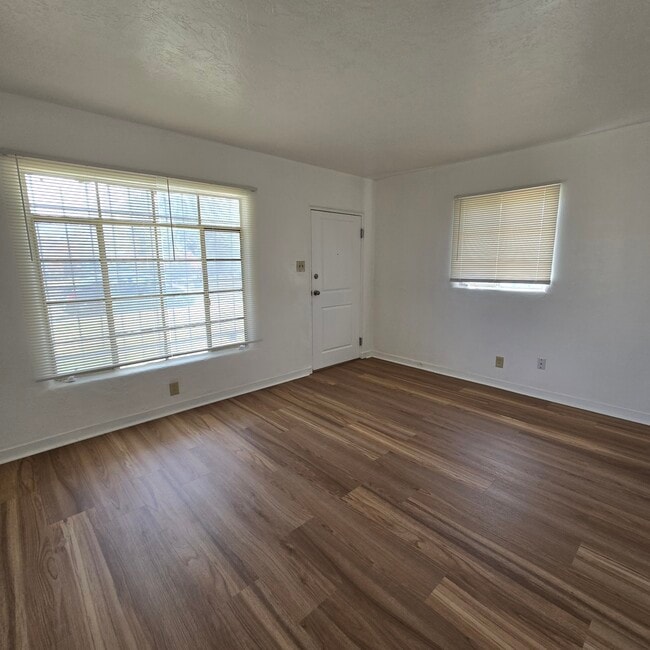 Photo - 335 Monroe St NE