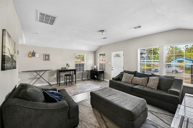 Photo - 306 E 38th St