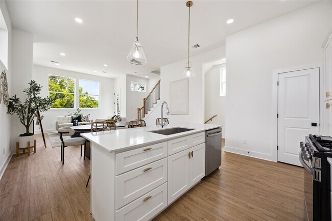 Photo - 835 Rachel St