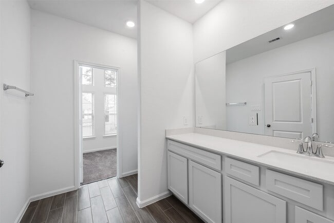 Building Photo - 653 Royal Arch Dr