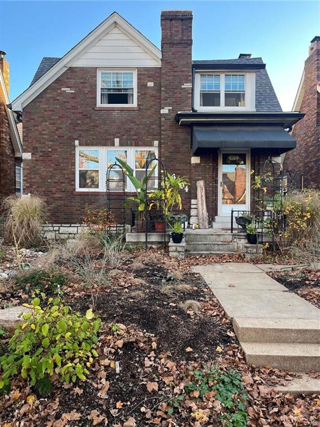 This charming gingerbread home in St. Loui... - This charming gingerbread home in St. Loui...