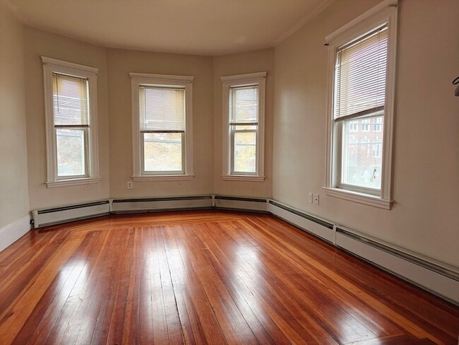 Building Photo - 442 Main St Unit 2