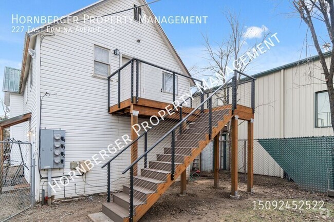 Building Photo - Newly Remodeled 2 Bed 1 Bath Unit 3 Rental