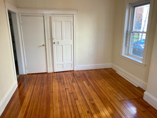 Photo - Very convenient location 1-bed Comm Ave.