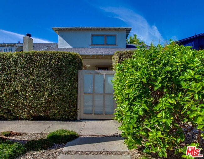 Photo - 927 1/2 Victoria Ave