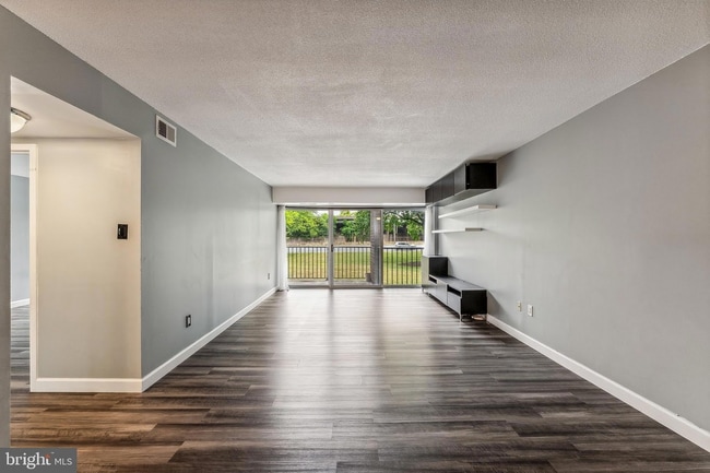 Photo - 1300 Army Navy Dr Unidad 105