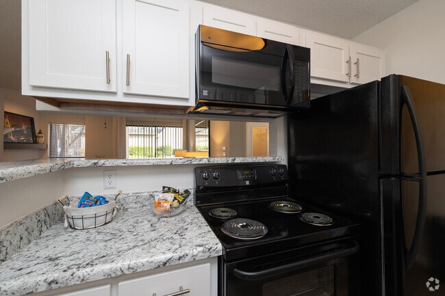 2BR, 2BA - 940SF - Kitchen