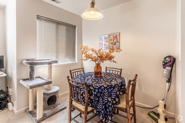 1BR, 1BA - 680SF - Dining Room