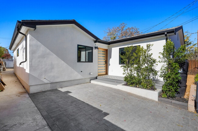 Photo - 6004 Lindley Ave Unit 6002