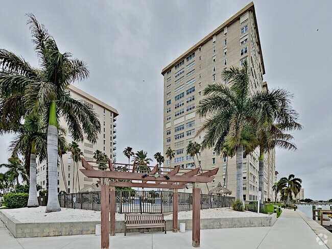 Building Photo - 5220 Brittany Dr S Unit 1502 Rental