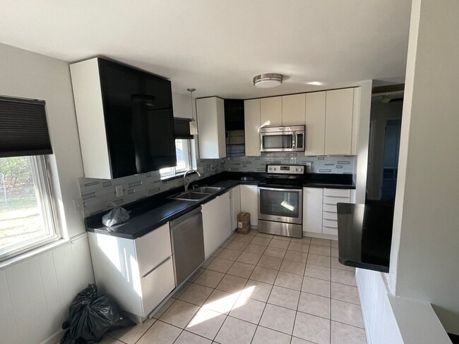 Building Photo - LINDBERGH Schools - Completely Rehabbed 3 BR 2BA Available for rent