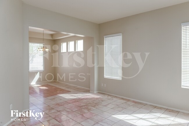 Photo - 820 Crescent Moon Dr
