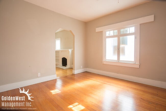 Building Photo - Charming 2Bdm 1Ba Duplex in Greater Corona... Rental