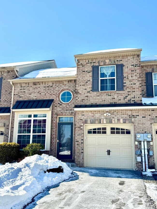 Building Photo - THREE BEDROOM TOWNHOME- PARKLAND SCHOOLS