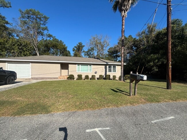 Building Photo - Convenience in the City of Valdosta