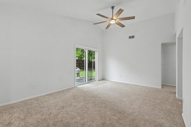 Photo - 104 Tweed Ct