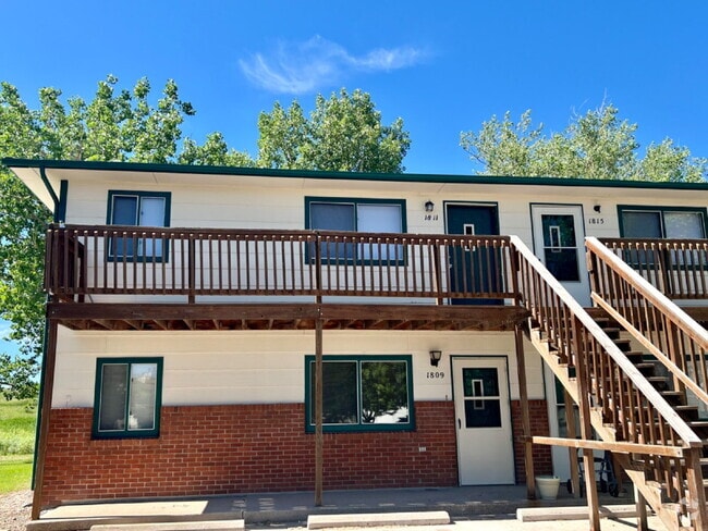 Building Photo - Upper level two bedroom, one bathroom clos... Rental
