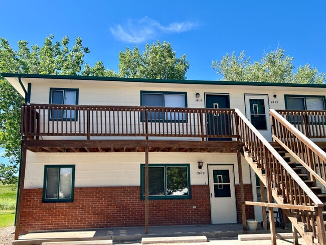Upper level two bedroom, one bathroom clos... - Upper level two bedroom, one bathroom clos... Apartment
