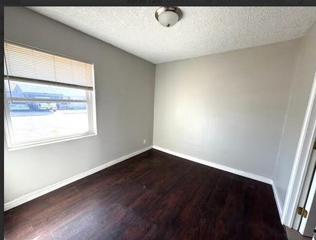 Photo - 301 N Cochran St