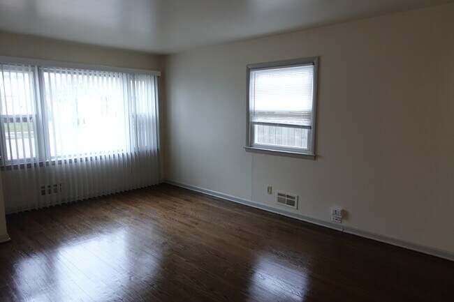 Photo - 5824-26 N 83rd St