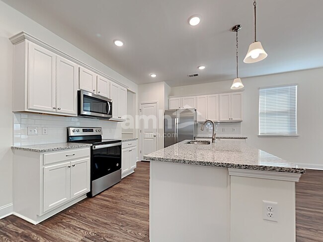 Photo - 611 E Lionel Rd