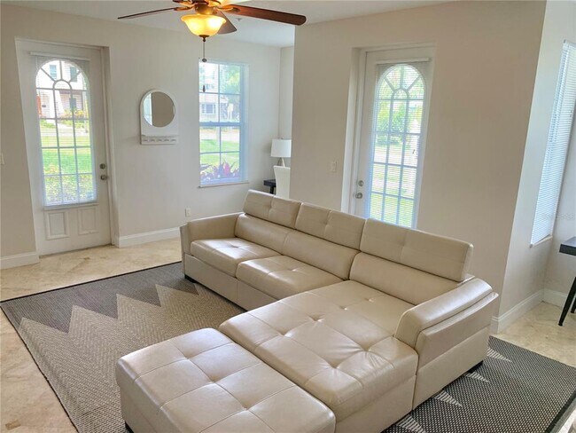 Photo - 832 Bay St NE