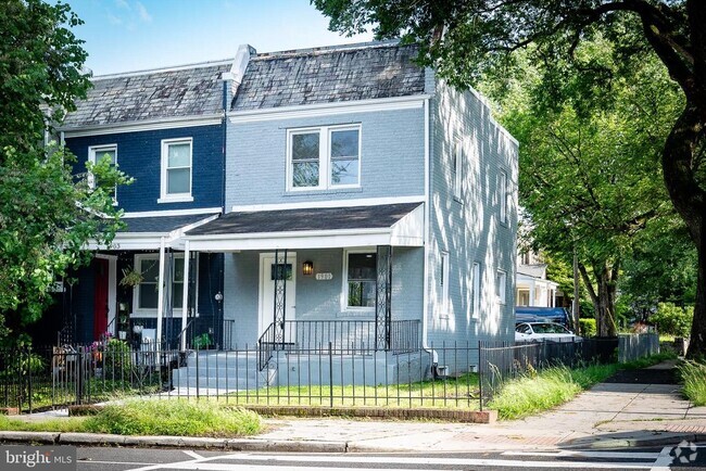 Building Photo - 1901 D St NE Rental