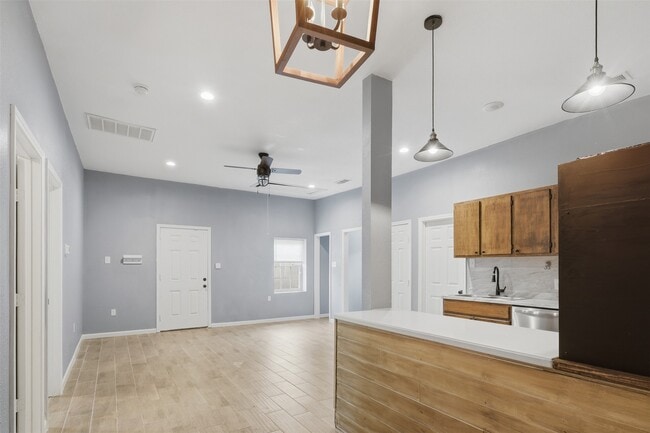 Photo - 324 Johnson St