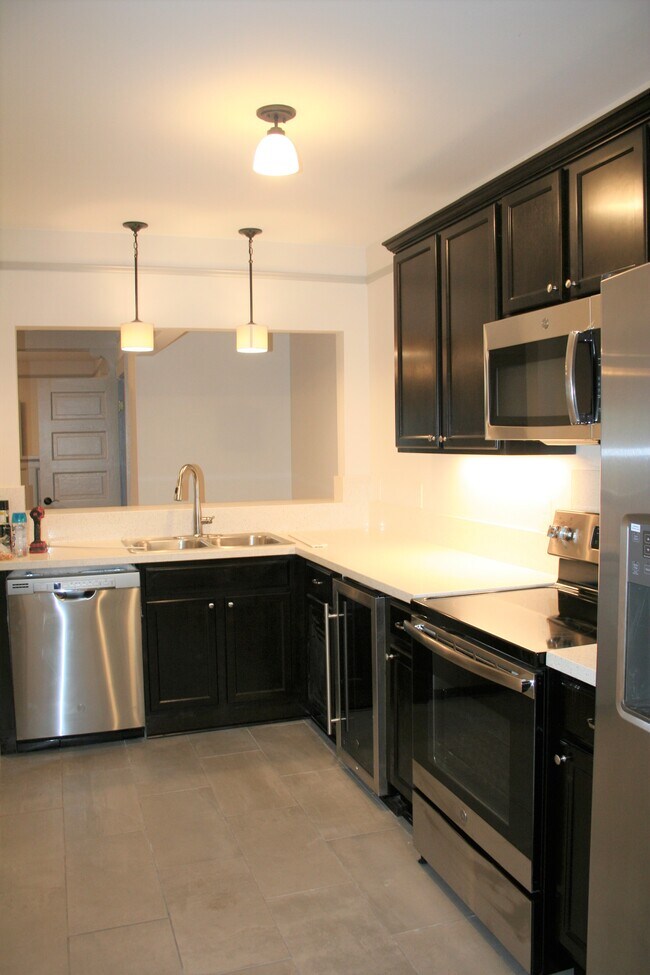 New kitchen even has a wine refrigerator - 1415 Center St Unit 4