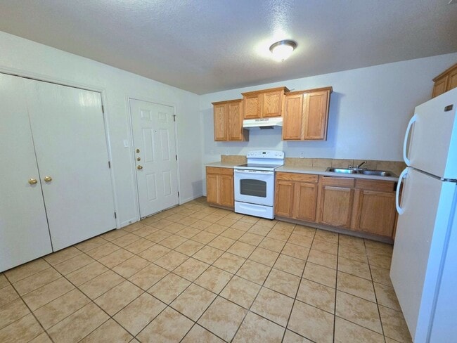 Photo - AVAILABLE NOW! -$100 OFF MOVE IN SPECIAL  ...