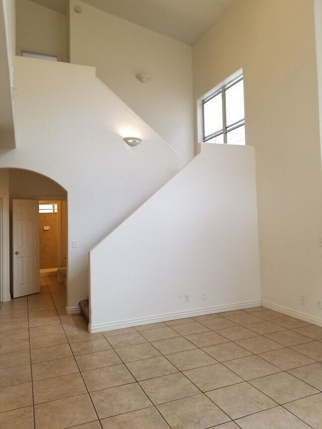 Photo - Westside 4 Bed, 2.75 Bath Townhouse w/Gara...