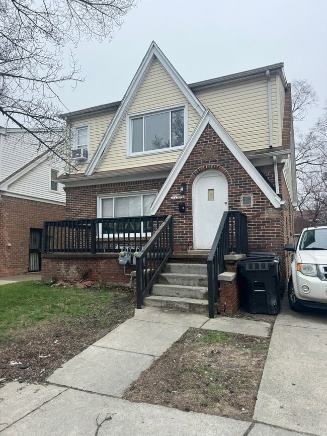 Building Photo - 15766 Hartwell St Unit Upper